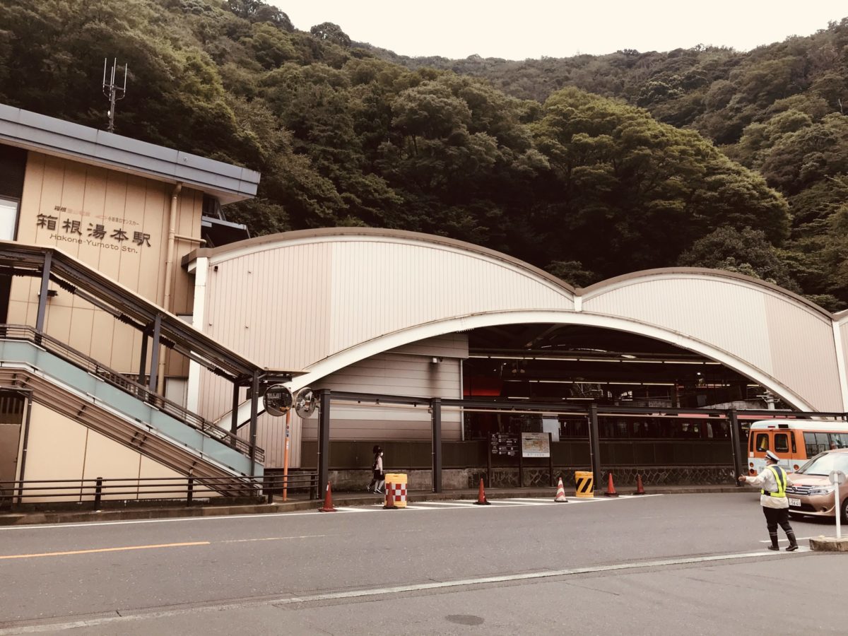 日本有数の温泉街として毎年多くの観光客に賑わう箱根の玄関口として位置する「箱根湯本駅」 箱根湯本駅周辺には食べ歩きで巡るスポットが多く、非常に多くの観光客で賑わっています。 そんな箱根湯本駅に訪れた際に是非とも食べ歩きしたいスポットを紹介して行きます。